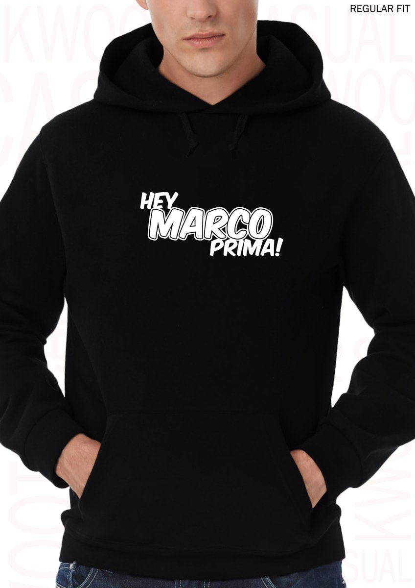 HEY MARCO PRIMA! heren hoodie – Maat L - Zwart - Lange mouwen - Regular Fit - Met capuchon en steekzakken - Leuke hoodies | truien | sweaters - Grappige teksten - Original Kwoots - Humor - Cadeau - TikTok